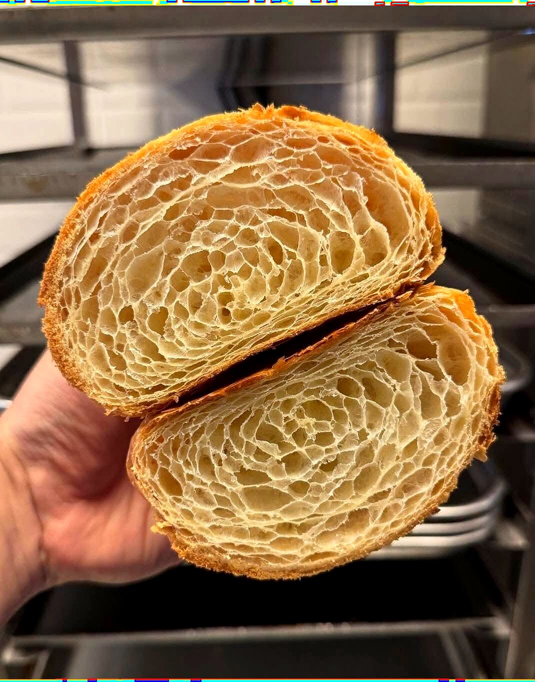 Croissant tăiat în două, cu miez aerat, la Brutărie Paradise