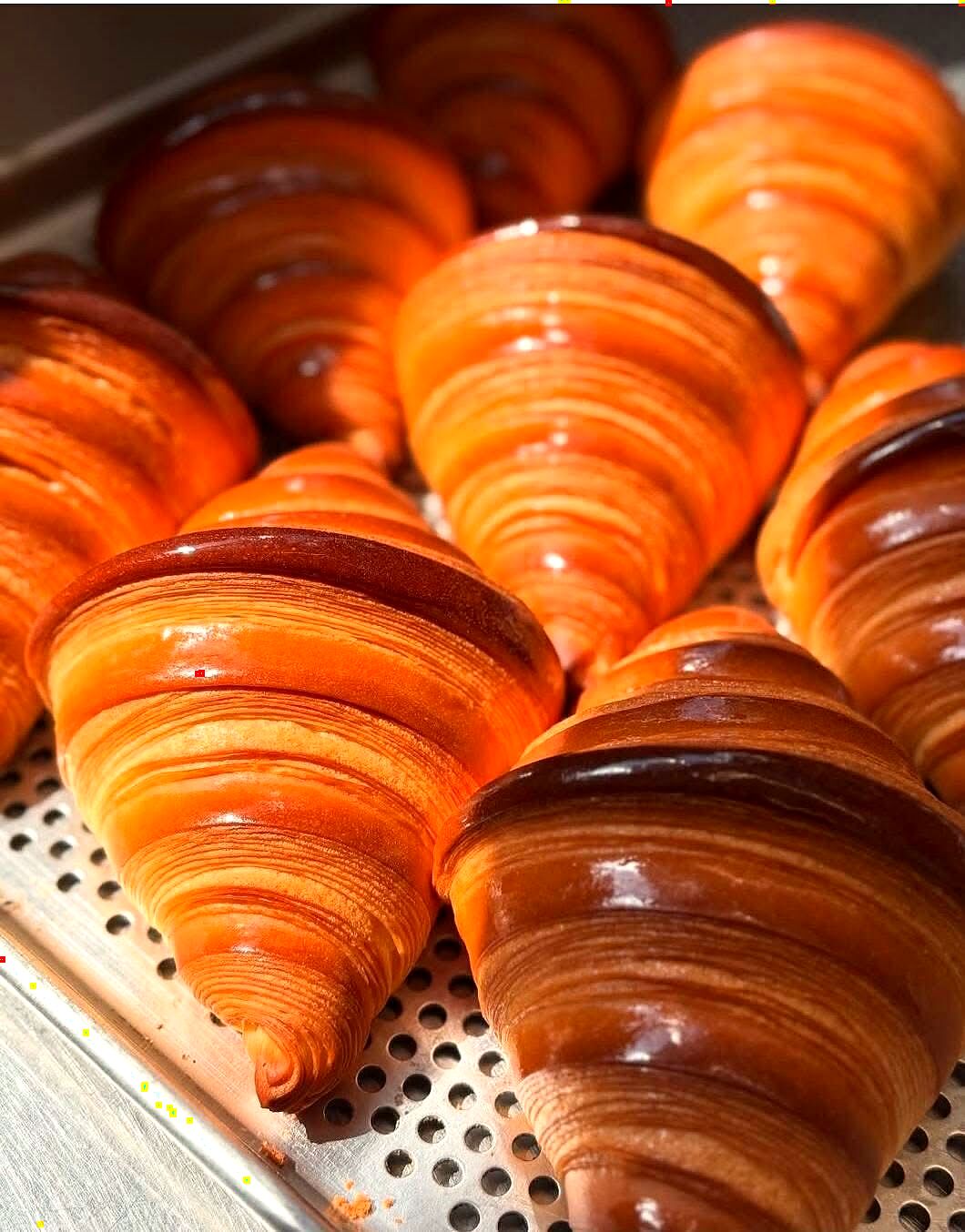 Tavă cu croissante proaspăt coapte, la Brutărie Paradise