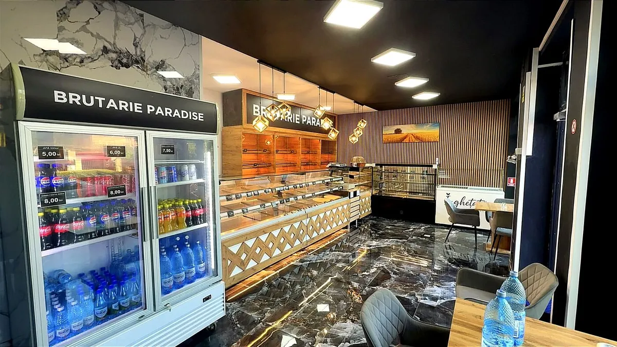 Interiorul magazinului Paradise din Timișoara, cu vitrină de produse și frigider de băuturi