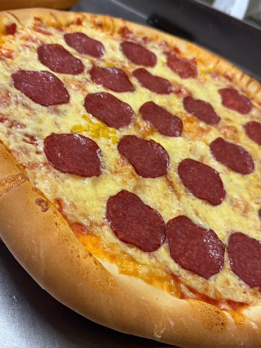 Pizza 40×40 cu salam, la cuptor, Brutărie Paradise