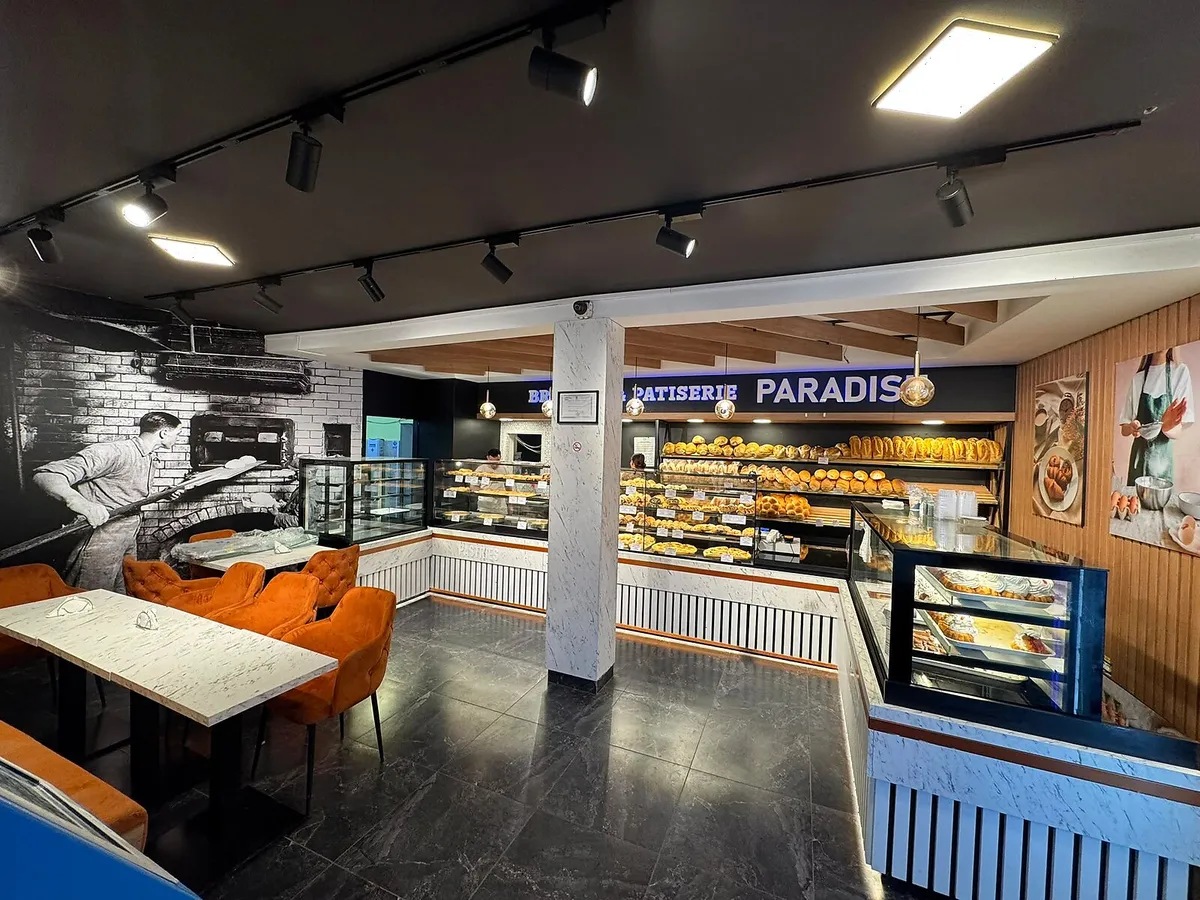 Interiorul renovat al Brutăriei Paradise din Sânandrei, cu vitrine de patiserie și zonă de stat