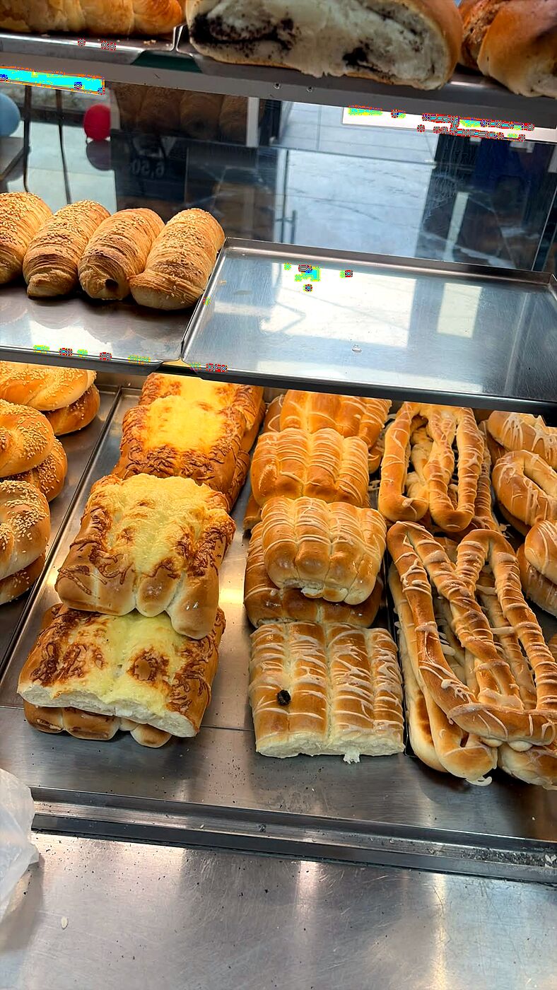 Covrigi și patiserie sărată, proaspăt coaptă